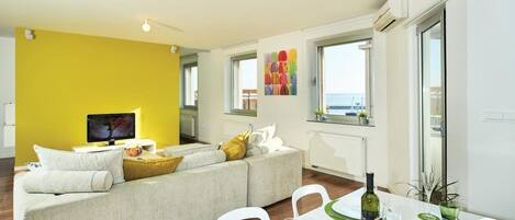 Apartment, 1 Bedroom, Sea View | In-room dining