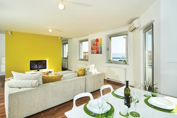 Apartment, 1 Bedroom, Sea View | In-room dining