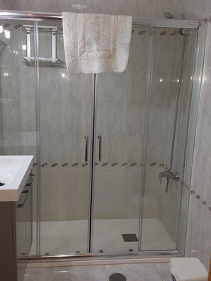 Appartamento, 1 camera da letto | Bagno | Set di cortesia gratuito, asciugamani