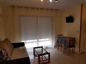 Appartamento, 1 camera da letto | Area soggiorno | TV a schermo piatto