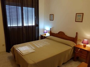 Leilighet, 1 soverom | Blendingsgardiner, strykejern/-brett, wi-fi (inkludert) og sengetøy