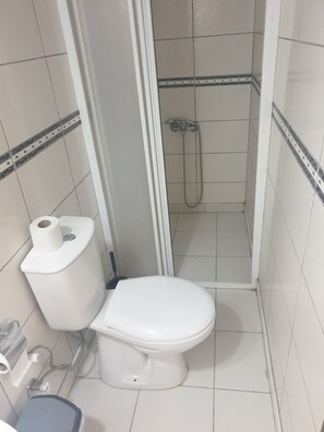 Buồng tắm vòi sen, đồ dùng nhà tắm miễn phí, máy sấy tóc 