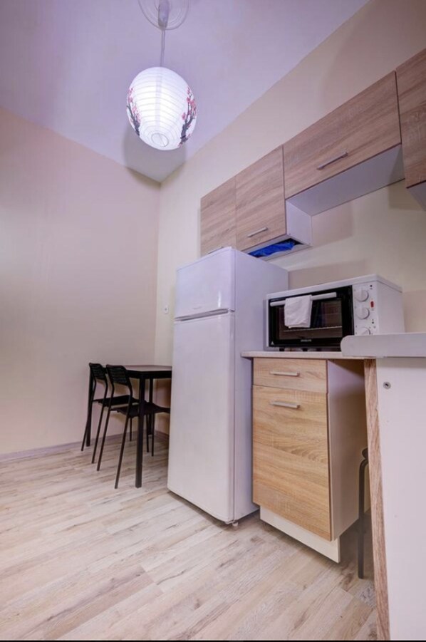 Refrigerador, horno, placa de cocina, tetera/pava eléctrica
