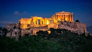 Die Parthenon in Athen, Griechenland, in der Dämmerung beleuchtet.