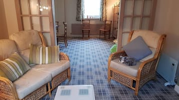 Rumah | Ruang keluarga | Televisi 32-inci dengan saluran TV digital