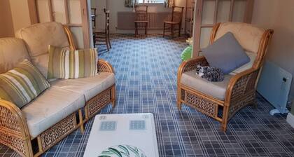 House - Sleeps 4 - Pets Ok - Parking - Garden