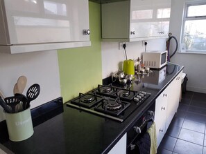 Casa | Cucina privata | Frigorifero, microonde, forno, piano cottura