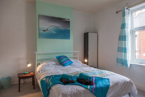 House - Sleeps 4 - Pets Ok - Parking - Garden