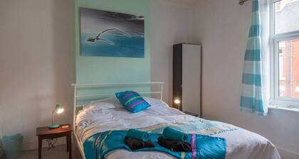House - Sleeps 4 - Pets Ok - Parking - Garden