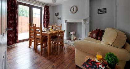 Detached 3 Bed House, Ideal for Long Stays & Pets