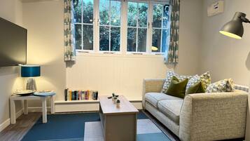 Apartment | Living area | 30-inch TV with cable channels