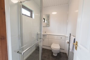 Cabana, várias camas | Banheiro | Chuveiro, secador de cabelo, toalhas de banho 