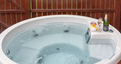 Conifer Lodge 8 With Hot Tub, Newton Stewart