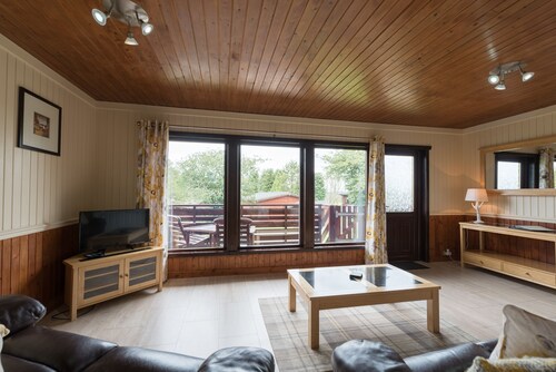 Conifer Lodge 8 With Hot Tub, Newton Stewart