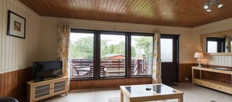 Conifer Lodge 8 With Hot Tub, Newton Stewart