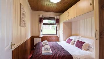 Cabin, Multiple Beds | 2 bedrooms, iron/ironing board, WiFi, bed sheets