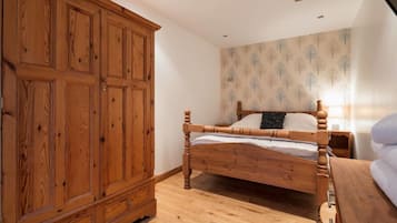 Cabin | 1 bedroom, iron/ironing board, travel cot, free WiFi