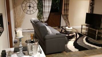 Rumah, 1 Tempat Tidur Queen dengan tempat tidur Sofa | Area keluarga | Televisi 30-inci dengan saluran TV kabel