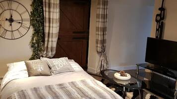 Rumah, 1 Tempat Tidur Queen dengan tempat tidur Sofa | 1 kamar tidur, setrika/meja setrika, Wi-Fi gratis, dan seprai linen