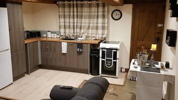 Rumah, 1 Tempat Tidur Queen dengan tempat tidur Sofa | Dapur pribadi | Lemari es, microwave, oven, dan kompor