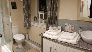 House, 1 Queen Bed with Sofa bed | Bathroom | Shower, hair dryer, towels