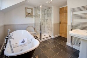 Separate bathtub and shower, deep-soaking bathtub, hair dryer, towels - Craigeanie Farmhouse (Aberfeldy)