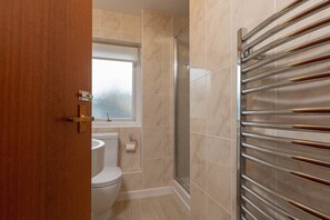 Appartement, plusieurs lits | Salle de bain | Douche, baignoire relaxante profonde, sèche-cheveux, serviettes fournies