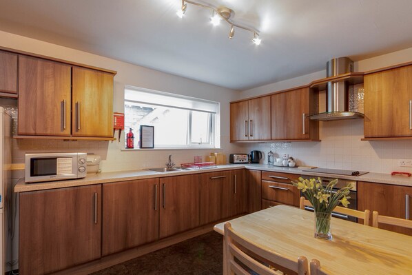 Appartement, plusieurs lits | Cuisine privée | Réfrigérateur, micro-ondes, four, plaque de cuisson