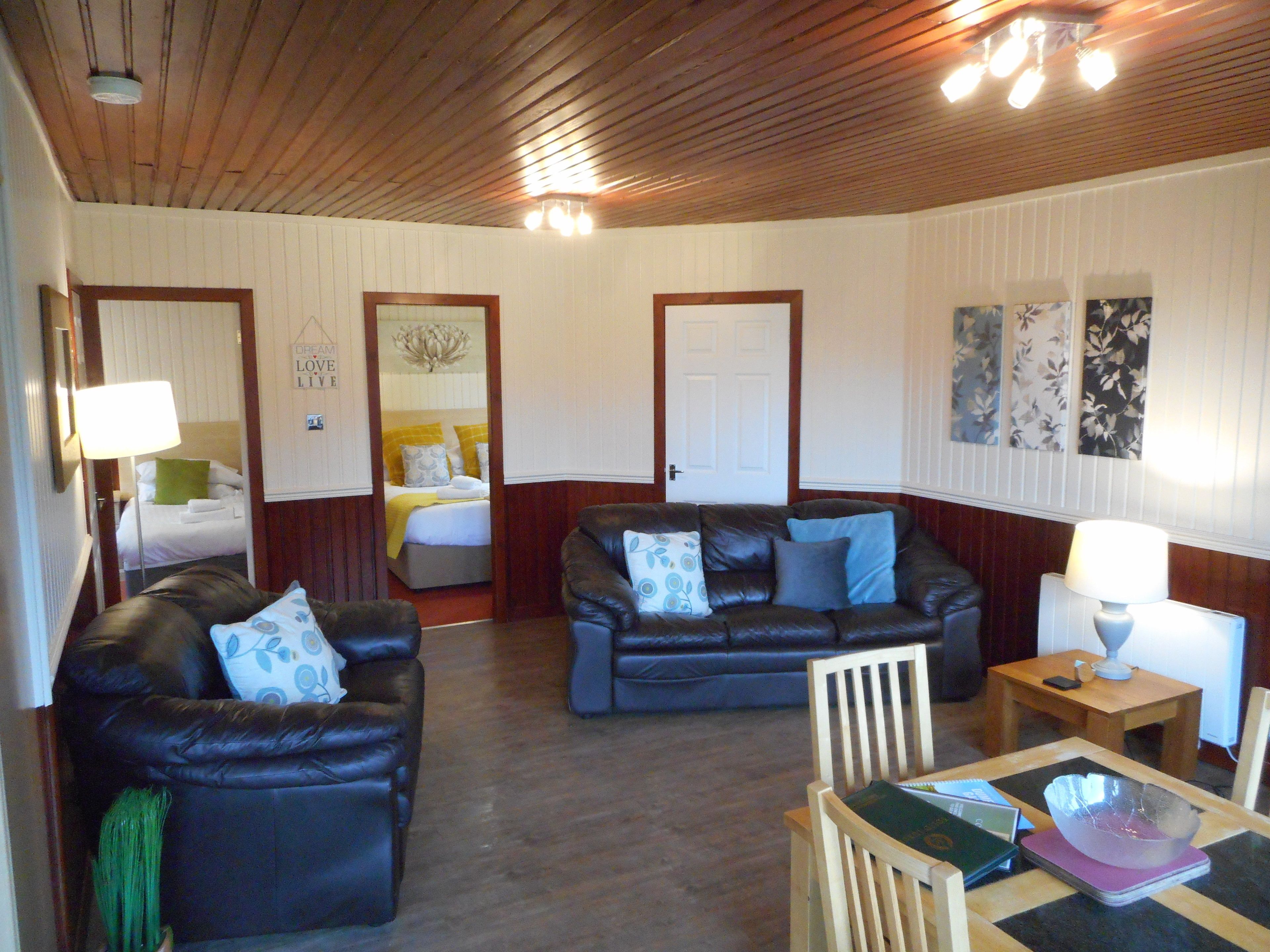 Cabin, Multiple Beds | Living room | 30-inch TV with digital channels, DVD player