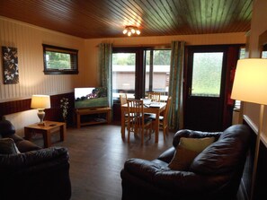 Kabin, Beberapa Tempat Tidur | Ruang keluarga | Televisi 30-inci dengan saluran TV digital dan pemutar DVD