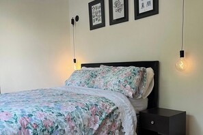 3 bedrooms, iron/ironing board, free WiFi, bed sheets - Rockview House (Carracastle)