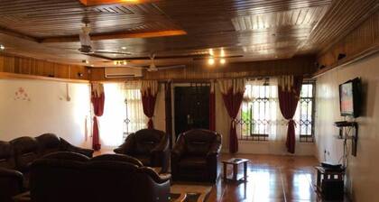 3 Bed House Sleeps 6 - Parking, Wifi, Generator