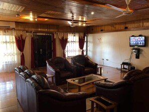 ハウス | リビングルーム | 30 インチのテレビ (ケーブル放送視聴可)