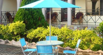 3 Bed House Sleeps 6 - Parking, Wifi, Generator