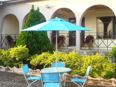 3 Bed House Sleeps 6 - Parking, Wifi, Generator