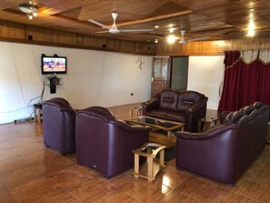 House | Living room | 30-inch TV with cable channels - 3 Bed House Sleeps 6 - Parking, Wifi, Generator (Kumasi)