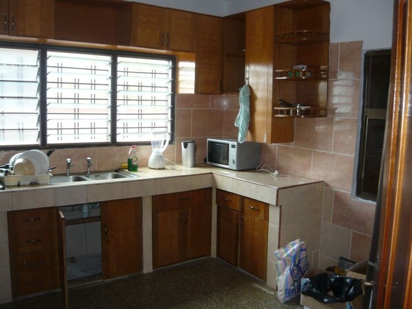 Rumah | Dapur pribadi | Lemari es, microwave, oven, dan kompor