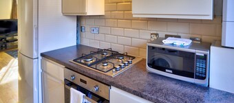 Modern & Spacious - Walk to London Excel- Parking