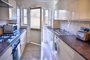 Private kitchen - Modern & Spacious - Walk to London Excel- Parking (London)