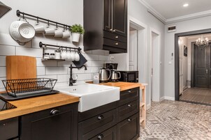 Refrigerador, microondas, placa de cocina, cafetera expreso