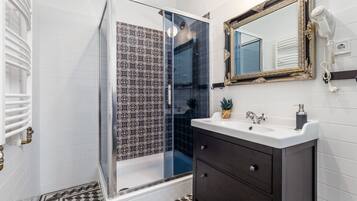 Comfort-Apartment, 1 Schlafzimmer (1) | Badezimmer | Haartrockner, Handtücher, Toilettenpapier