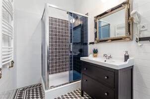 Appartement Confort, 1 chambre (1) | Salle de bain | Sèche-cheveux, serviettes fournies, papier toilette