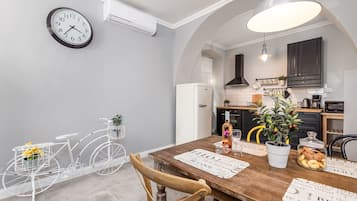 Apartment, 1 Bedroom (2) | In-room dining