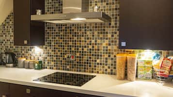 Huoneisto | Yksityinen keittiö | Täysikokoinen jääkaappi, mikroaaltouuni, uuni, liesi