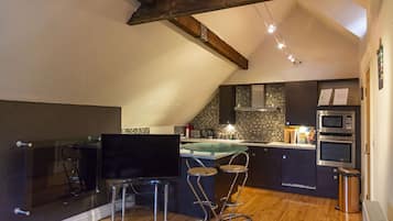 Huoneisto | Yksityinen keittiö | Täysikokoinen jääkaappi, mikroaaltouuni, uuni, liesi