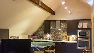 Huoneisto | Yksityinen keittiö | Täysikokoinen jääkaappi, mikroaaltouuni, uuni, liesi