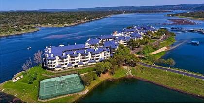 Ylellinen huvila upealla järvinäköalalla