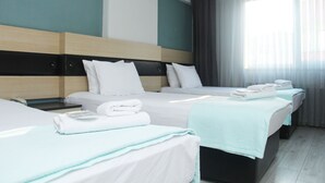 标准三人房, 3 张单人床, 吸烟房, 城市景观 | 5 多间卧室、客房内保险箱、办公桌、笔记本电脑工作区