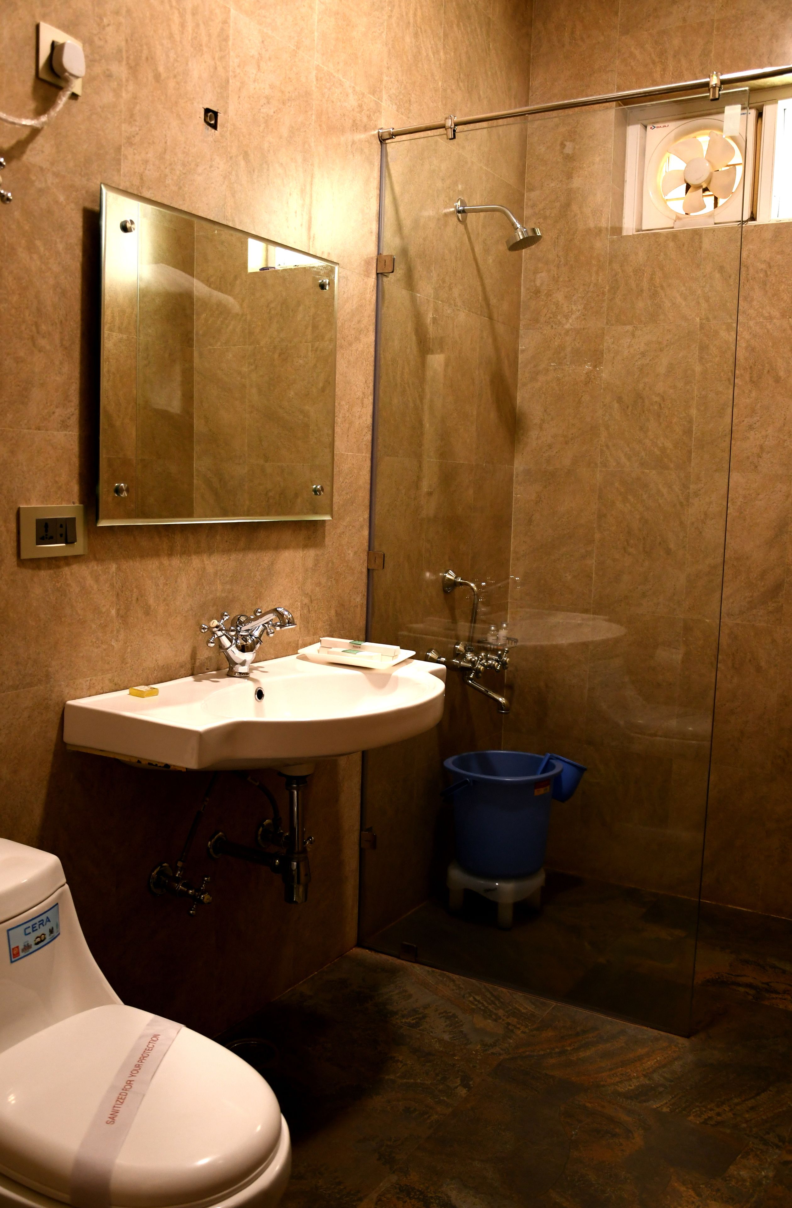 Un baño con lavamanos, espejo y ducha.