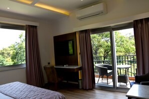 Studio Suite Superior, pemandangan kebun | Seprai premium, minibar, tirai kedap cahaya, dan Wi-Fi gratis